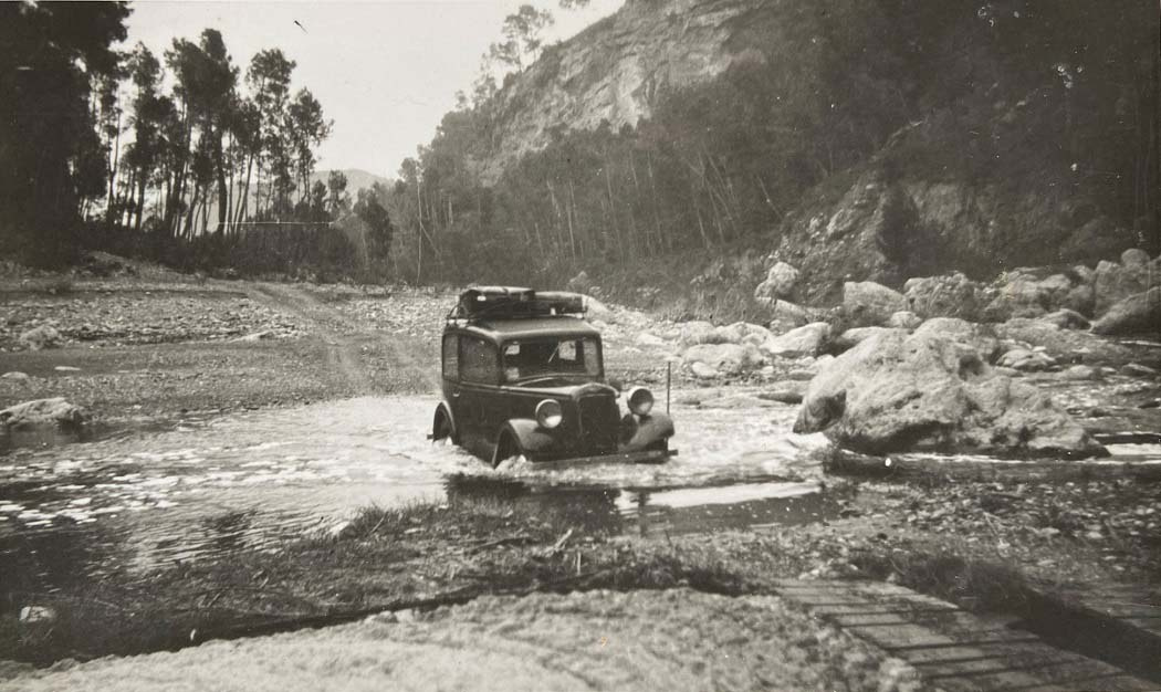 EL TREBALL l'Austin 7 del Pelaio de cal Daniel creuant el riu per la resclosa tornant des de la Fàbrica.jpg