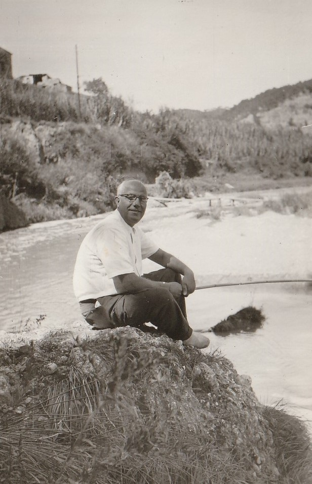 El Joan de cal Costa pescant des de la pedra del Molí.jpg