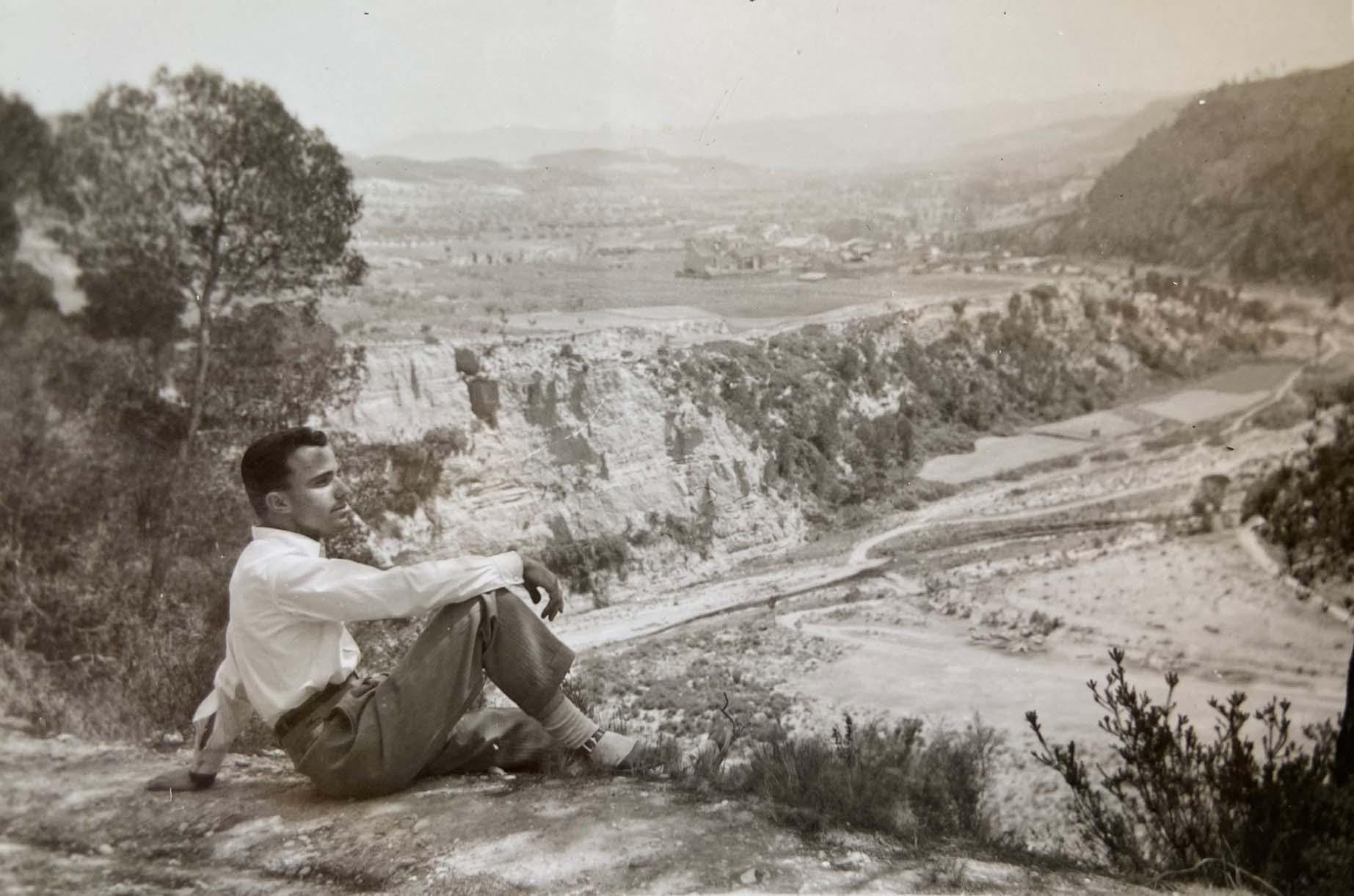 El Josep de cal Costa contemplant la Riba Morella i el Bedorc.jpg