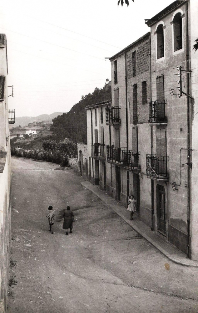 El carrer Major (altrament dit carrer de cal Pere Sec) (1960 versus 2018) Postal.jpg