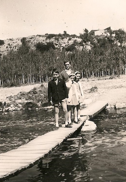 Els del Cantó a la passera del Molí. El Tonet i les seves filles Mª Àngels i Lourdes i un cosí seu.jpg