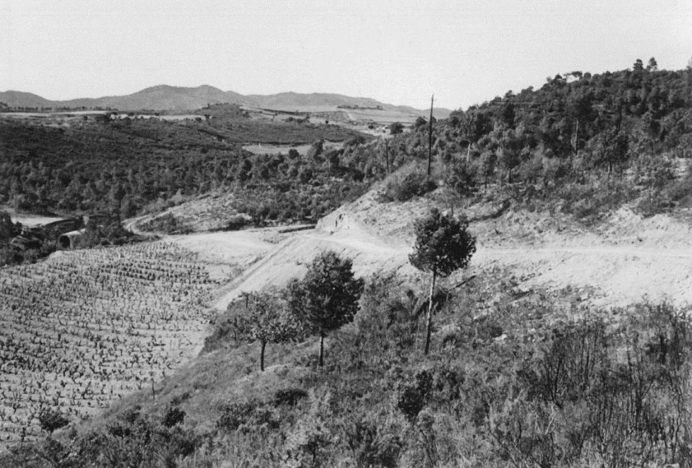 FENT LA CARRETERA Els Torrents. On avui hi ha la cava dels Gabarró. A l'esquerra la claveguera rodona d'un dels torrents.jpg