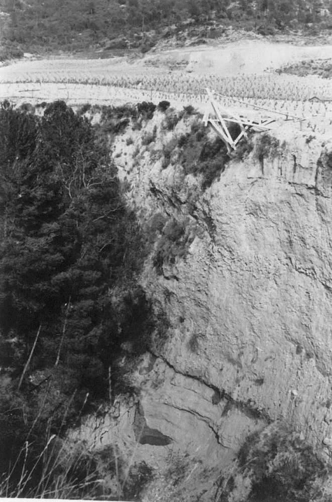 FENT LA CARRETERA Els Torrents. Plataforma per baixar material per la construcció de les clavegueres.jpg