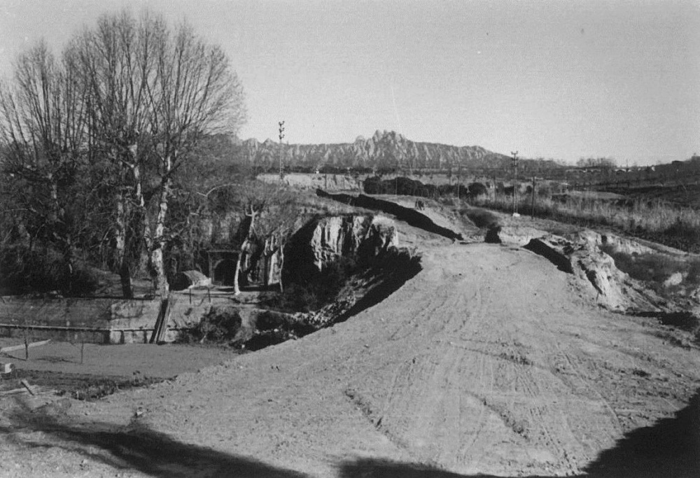 FENT LA CARRETERA Font del Prat amb Montserrat al fons.jpg