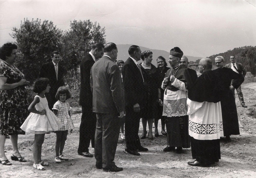 FENT LA CARRETERA Inauguració 1960 Mnsrs. Modrego i Cucurull, Maria MªNeus Marlene Joan i Carme de ca l'Oliver, Pelaio de cal Daniel i Mercè Romeu de la fàbrica, Josep i Joanito Romeu de la fàbrica.jpg