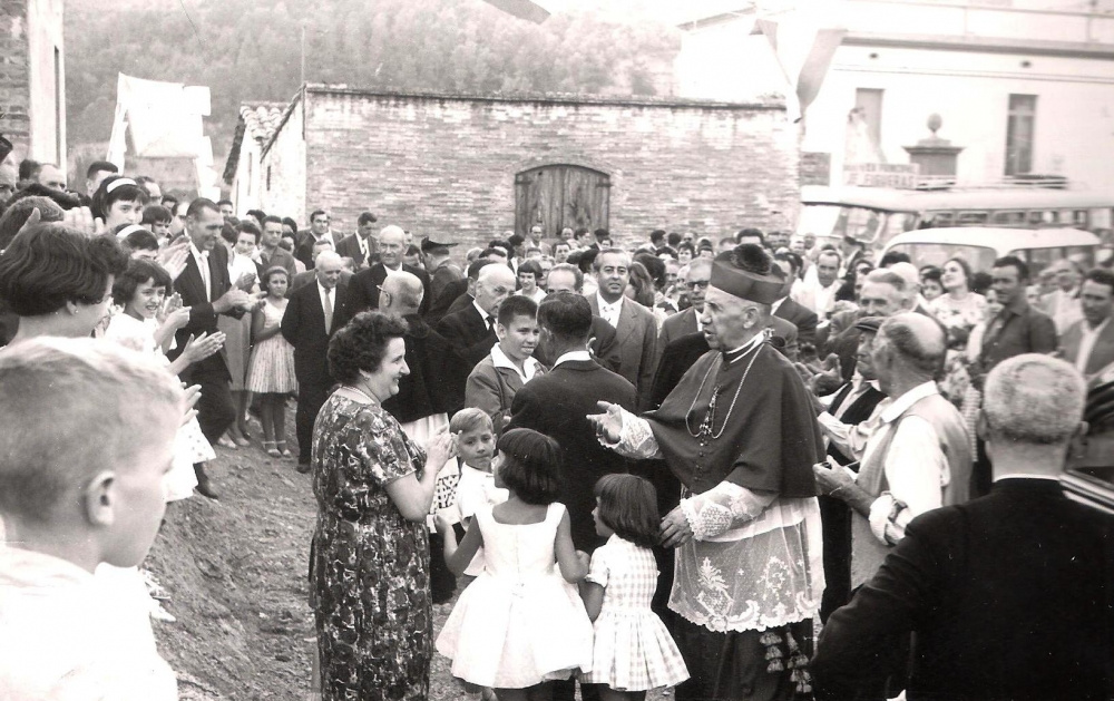 FENT LA CARRETERA Inauguració. 1960 Mnsr. Modrego, Maria de ca l'Oliver, Neus Romeu i Marlene Serras .jpg