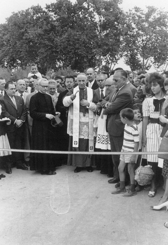 FENT LA CARRETERA Inauguració. 1960 l'Alcalde Singla d'Igualada, un capellà, el Bisbe Modrego, mossèn Cucurull, el President Peix d'Obres Públiques de la Diputació i treuen el cap l'Alcalde Mora de Piera i l'Àngel Lampreave de Piera.jpg