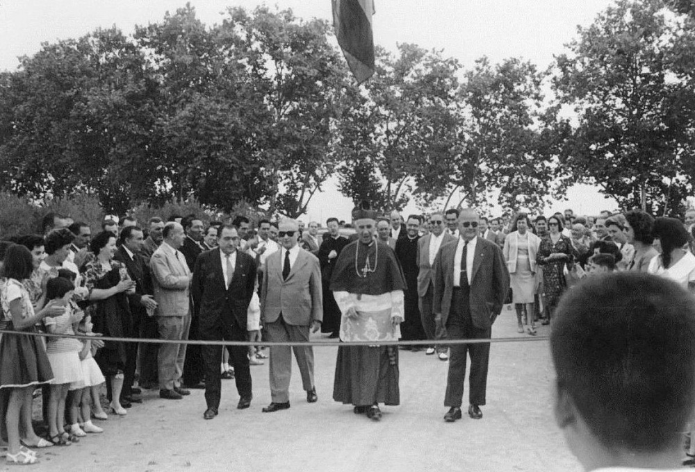 FENT LA CARRETERA Inauguració. 1960 l'Alcalde Singla d'Igualada, un desconegut, el Bisbe Modrego, el President Peix d'Obres Públiques de la Diputació i pel darrere a l'esquerra la mestra Celestina i la Maria de ca l'Oliver.jpg