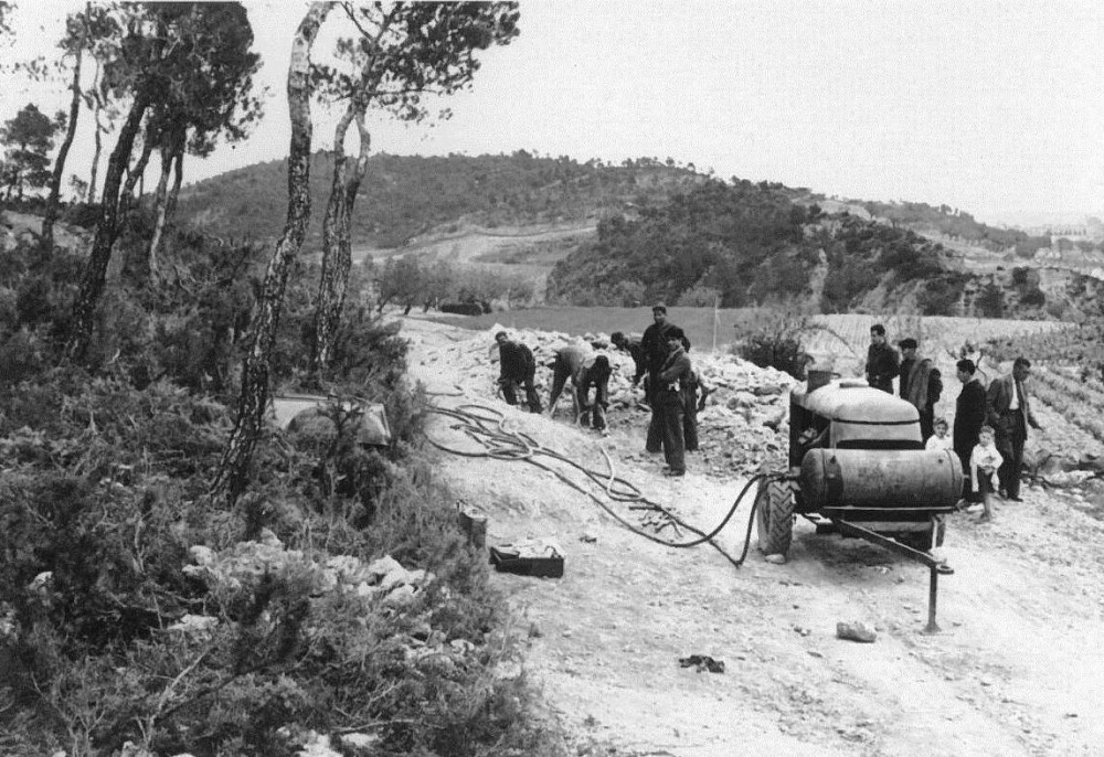 FENT LA CARRETERA Personal i màquines. Compressor al revolt de la Torra del Senyoret.jpg