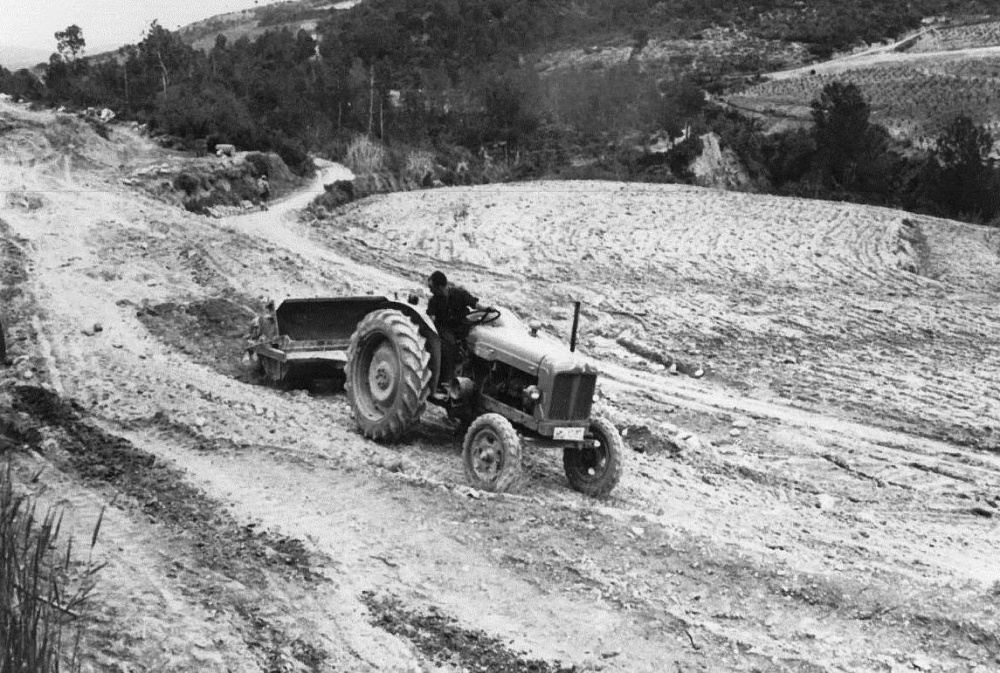 FENT LA CARRETERA Personal i màquines. l'Amadeu amb la trisella als Torrents.jpg