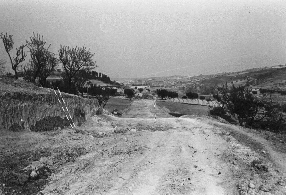 FENT LA CARRETERA Pont de Can Mata. Abans d'arribar al pont de can Mata amb el cementiri de Piera al fons.jpg