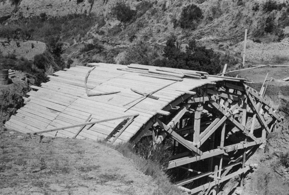 FENT LA CARRETERA Pont de Can Mata. Encofrant el pon nou sobre el vell enderrocat.jpg