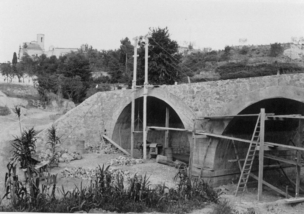 FENT LA CARRETERA Pont del Piet. Bastint el pont.jpg