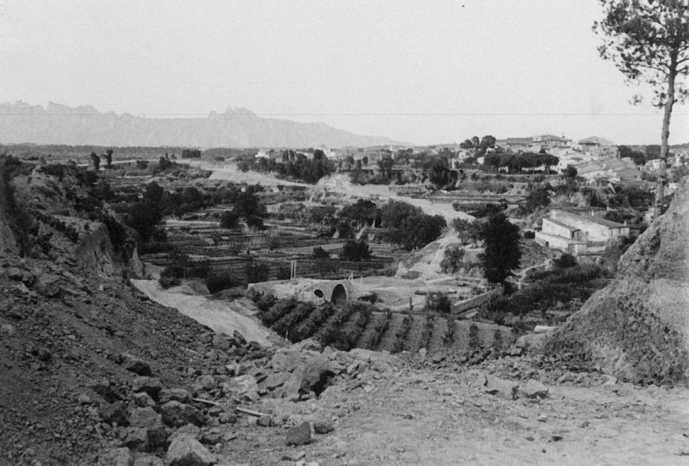 FENT LA CARRETERA Pont del Piet. Panoràmica des del desmunt fins la Font del Prat.jpg