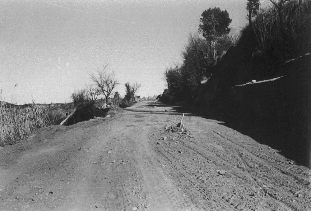 FENT LA CARRETERA Pont del Piet. Pujada de la Granja (cal Banyeres) cap a la Font del Prat amb Montserrat al fons.jpg