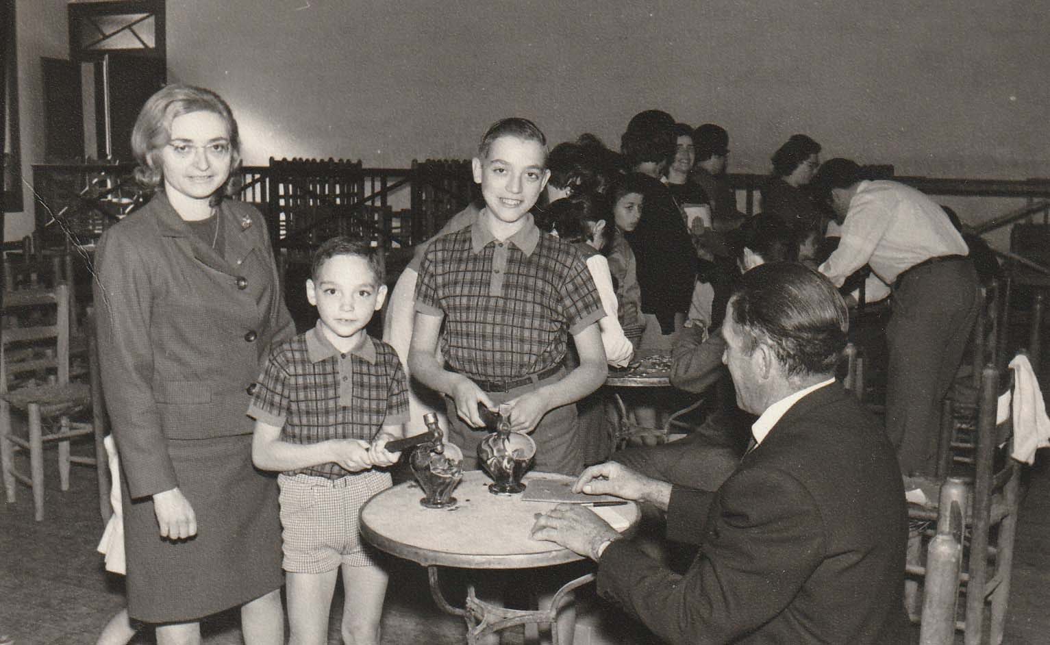 FESTA DE LA GUARDIOLA 1967. Rossita de cal Miqueló amb els seus fills Xavier i Joan petant la guardiola amb el Joan de can Borràs.jpg