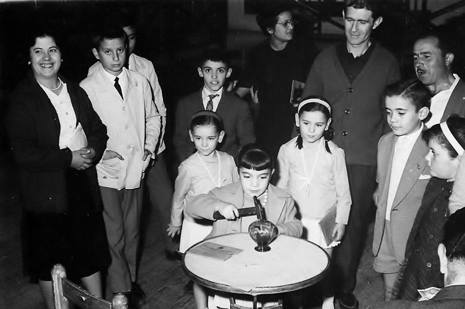 FESTA DE LA GUARDIOLA Adéu guardiola! María de ca la Paulina, Jordi Romeu, Carlus de ca la Mundeta, Lourdes del Cantó, Roser de ca la Paulina, Àngels del Cantó, Tonet del Cantó, Felicià de ca la Paulina, Àngel de ca la Paulina.jpg