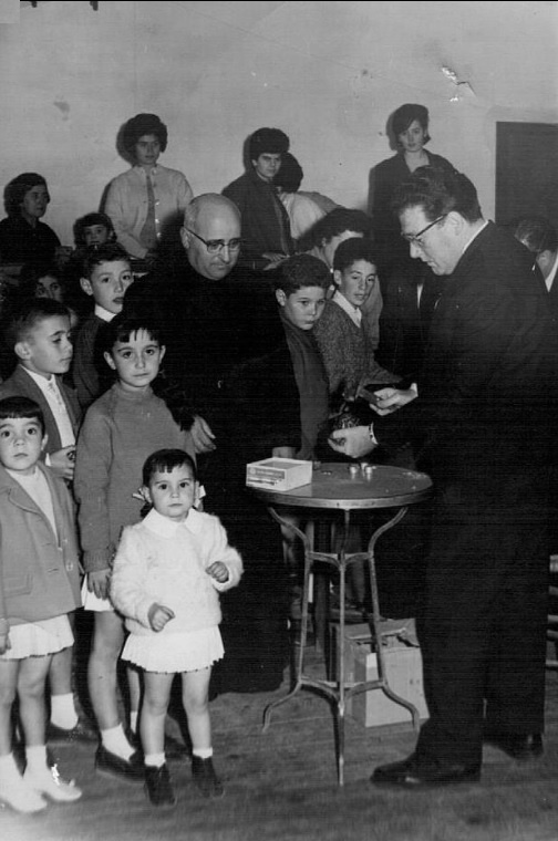 FESTA DE LA GUARDIOLA. Roser de ca la Paulina, Felicià de ca la Paulina, Neus de cal Climent, Maribel de cal Climent, Mossèn Cucurull, Jep de cal Jep, Jaume de cal Manares, Josep Mª de can Borràs.jpg