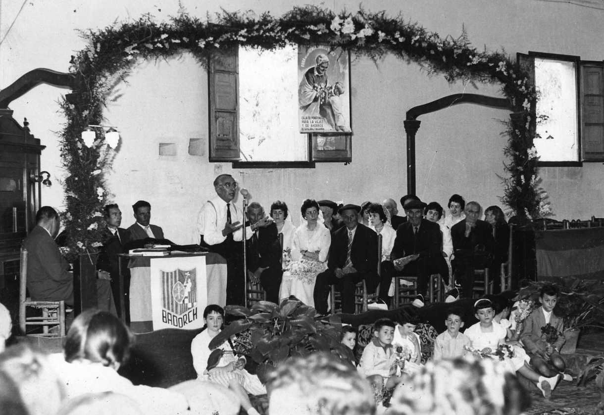 FESTA DE LA VELLESA l'Albertu de ca l'Albertu i el Joan de can Borràs darrera el director Josep Ballesteros (Pepito de Sants). Homenatjats el Joan i la Roser de cal Sopes i pel fons la Natalia de ca la Ramona. Hi els nens Josep Mª de can Borràs, la Rosereta de ca l'Enric i l'Isidre de ca l'Elvira.jpg