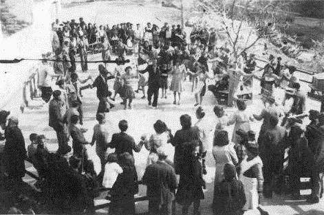 FESTA MAJOR 1944 Sardanes a ca l'Oliver .jpg