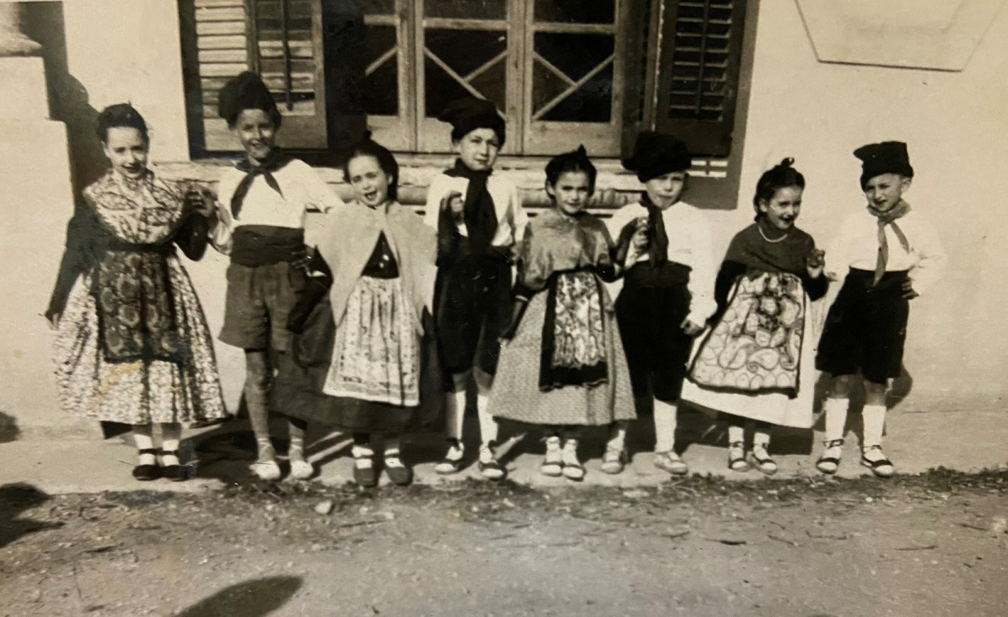 FESTA MAJOR 1950's Parelles folklore: La Natalia de ca la Ramona amb l'Antonio de cal Conesa, La Teresita de cal Pere Ticona amb el Josep de ca la Remei, l'Aurelia dels Cortals amb el Pedro fill de la mestra i la Lidia de cal Torras amb el Josep de cal Pau Ribas.JPEG