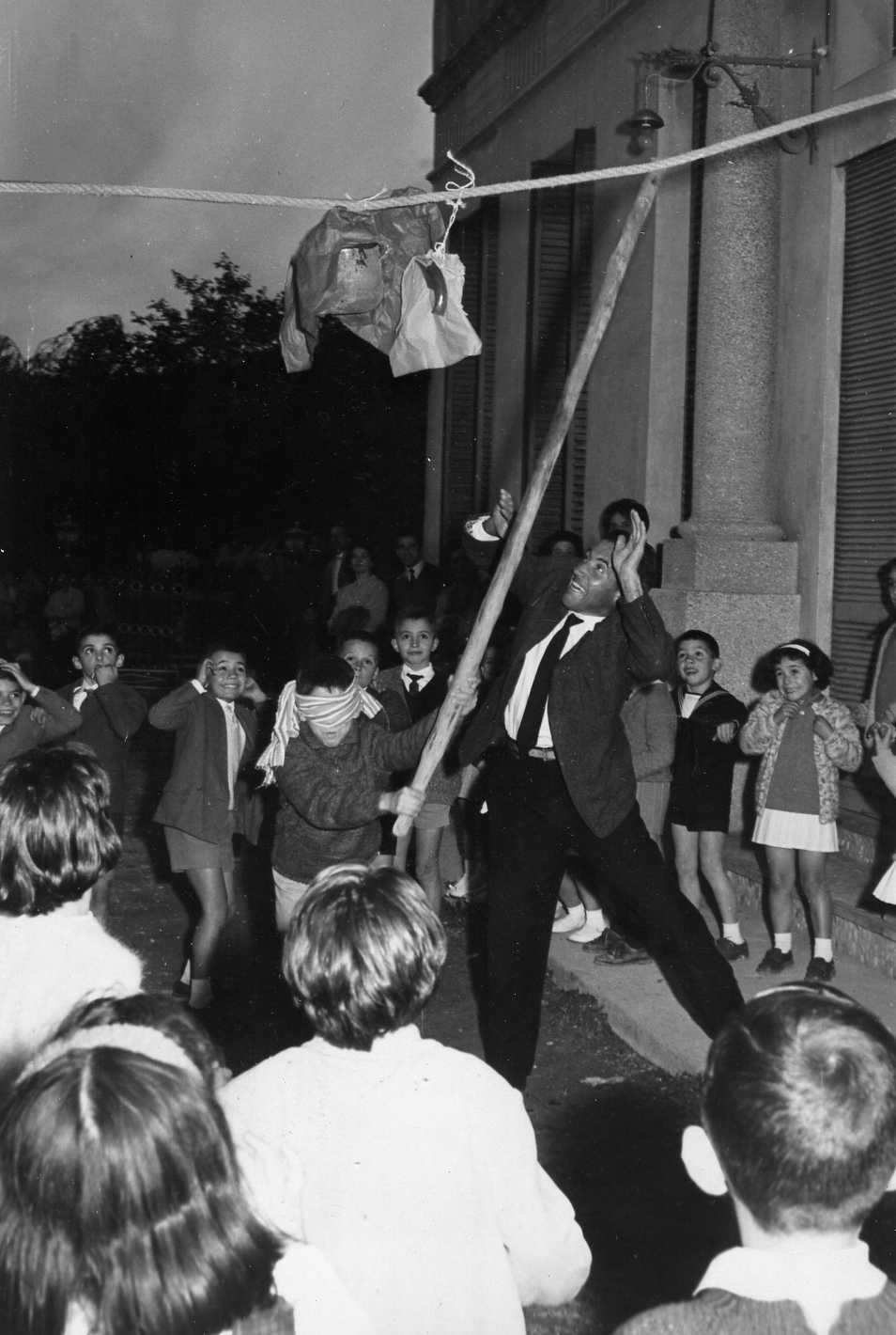 FESTA MAJOR Trencant l'Olla. El Jaume de can Borràs dirgint el joc amb un tros del Miquel de cal Batistó i el Carlos de ca la Mundeta, el Felicià de ca la Paulina, el Joan Jordi de cal Joan Guixà i altres nens i nenes més.jpg