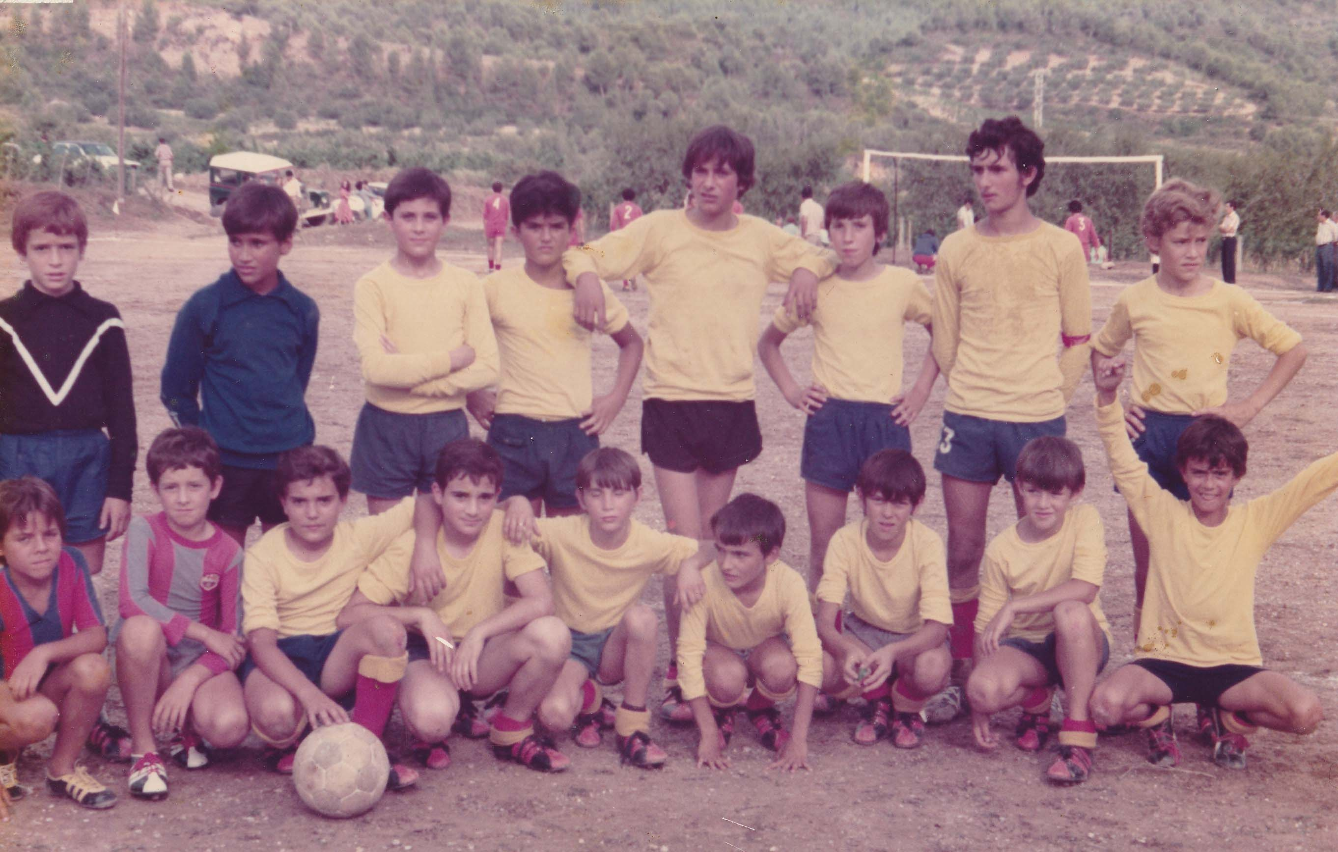 FUTBOL Ajaguts: l'Hector de ca l'Oliver, el Santi de cal Selva, el Josep Mª de ca l'Enric, el Joan Esteve, el JosepMª de cal Joan Guixà, el Sergi de cal Sadurní, el Jospe Mª Canalda, el Miquel de la Barana i el Gerard de ca l'Albertu. Drets: el David de cal Peixeter, el Jordà Romeu, el Josep Mª Esteve, el Joan de cal Pere Sec, el Josep Marc Romeu, el Josep de dalt la Costa, l'Enric Canalda, i el Lluiset de cal Peixeter.jpg