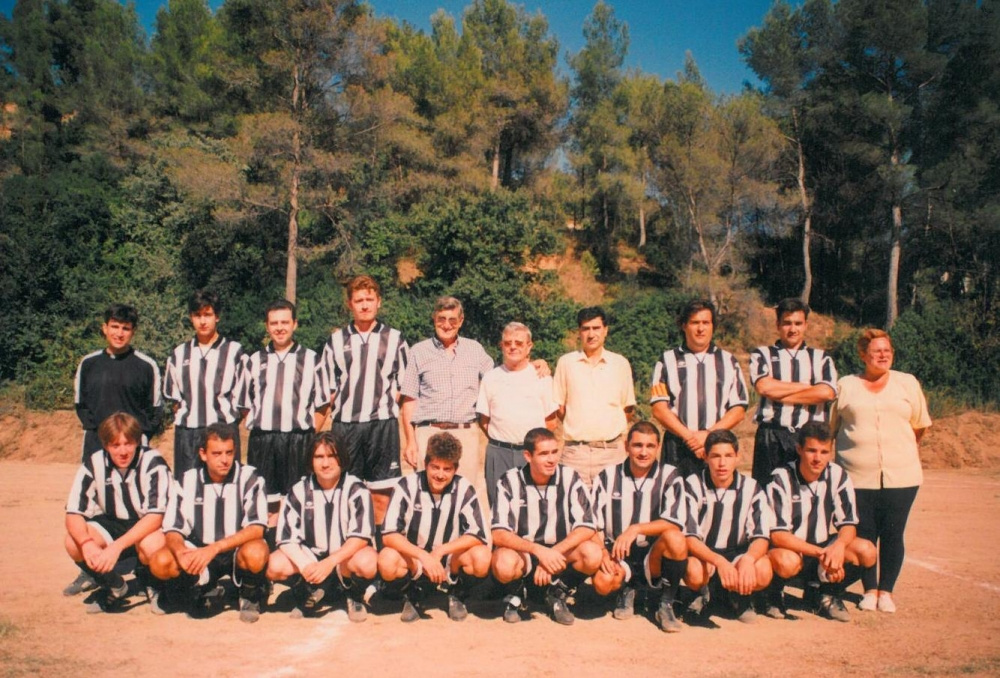 FUTBOL Aleix Pallarès, Toti Torres, Josep Mª Rigol, Enric, Pau Miró, Xavi Gabarró, Piqué, Guillem Romeu, Jordà Romeu, Desconegut, Carlos Escura, Jonathan, Ton Almirall, Lluís Peña, Vicenç Puyo, Josep Marc Romeu, Carlos Lampreave, Dolors Gomis.jpg