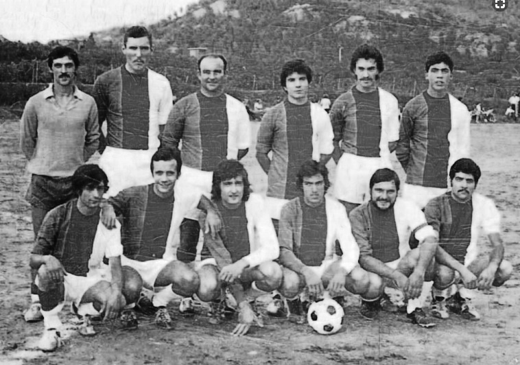 FUTBOL Carlus de ca la Mundeta, Jep de cal Jep, Pere de cal Pere Ticona, Sebastià de cal Sebastià, Francesc de ca la Ció, Joan Jordi de cal Joan Guixà, Joan de cal Valls, Felicià de ca la Paulina, Miquel de ca l'Antonia, Sadurní de cal Sadurní, Josep de cal Manco i un habitual del Bedorc.jpg