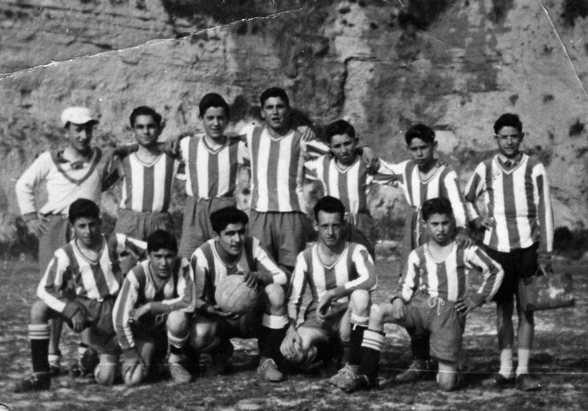 FUTBOL Jaume de can Borras, Joan de la Taberna, Tonet de cal Xaus, Jordi de cal Selva, Jaume de ca la Ció, Agustí de ca l'Agustí Torras, Pere de cal Pere Ticona, Agustí de ca l'Agustí, Desconegut, Josep de cal Pau Ribas i dos descuneguts més.jpg