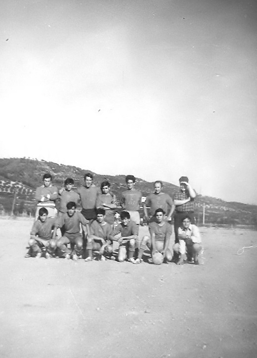 FUTBOL Joan de ca la Ció, Carlos de ca la Mundeta, Pere de ca la Borrassa, Miquel de cal Batistó, Josep Mª de can Borràs, Agustí de ca l'Agustí, Pere Marçà, Desconegut, Felicià de ca la Paulina, Joan de cal Valls, Desconegut, Sensu de cal Sensu, Josep de cal Manco.jpg