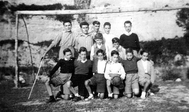 FUTBOL Josep de cal Pau Ribas, Agustí de ca l'Agustí, Pere de cal Pere Ticona, Jaume de ca la Ció, Agustí de ca l'Agustí Torras, Salvador de cal Masover, Josep de cal Sopes, Quimet de ca la Florinda, Pepet de cal Meiem, Josep de cal Masover, Jordi de cal Selva i els nens del mig potser el Pere Marçà i el Joan de cal Valls.jpg