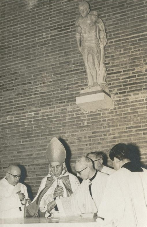 INAUGURACIÓ ESGLÈSIA DE SANT SEBASTIÀ 1963. Mnsr. Modrego, Mossèn Cucurull.jpg