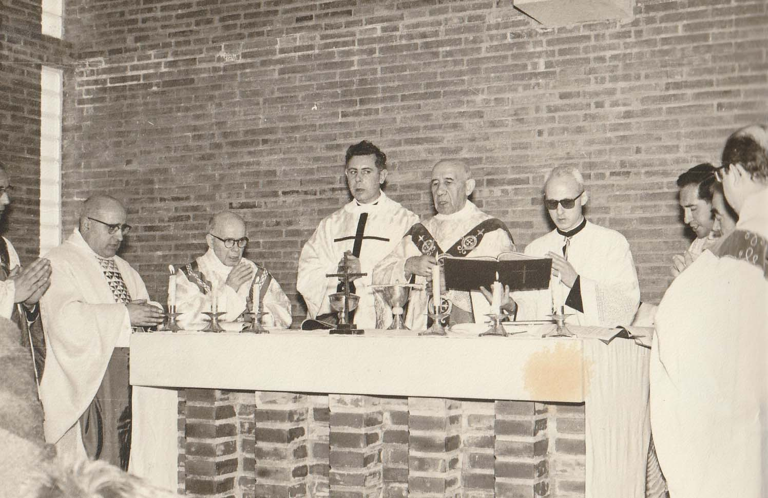 INAUGURACIÓ ESGLÈSIA DE SANT SEBASTIÀ 1966. Mossèn Cucurull i Mnsr. Modrego.jpg