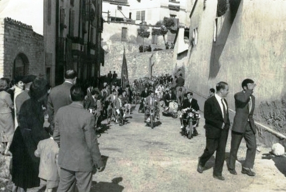 INAUGURACIÓ ESGLÈSIA PALLER PROVISIONAL 1957 amb el Ton de cal Ton de la Guitza amb moto.jpg