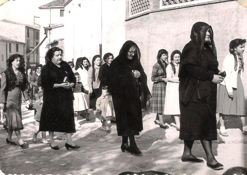 INAUGURACIÓ ESGLÈSIA PALLER PROVISIONAL 1957. Ben vestides de negre la Cristina de cal Manco, la Mercè Romeu de la fàbrica i la Maria de ca l'Oliver.jpg