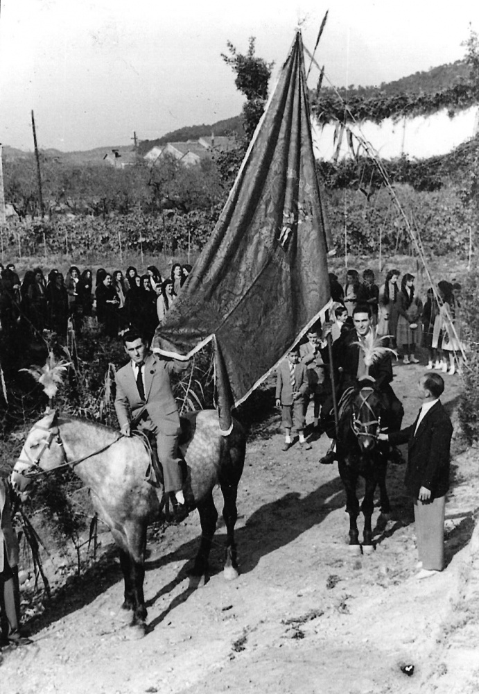 INAUGURACIÓ ESGLÈSIA PALLER PROVISIONAL 1957. L'abanderat de fosc és el Josep de cal Sopes i el de clar el Quimet de ca la Florinda.jpg