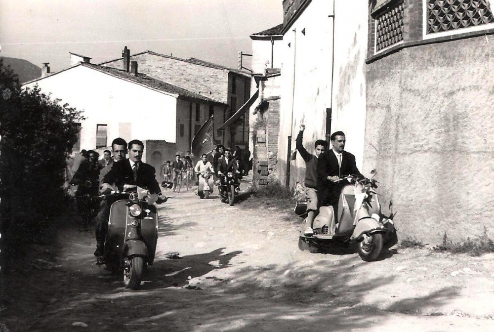 INAUGURACIÓ ESGLÈSIA PALLER PROVISIONAL 1957. Lambretes amb el Jaume de cal Jep i el Jordi de cal Selva i en Jaume Romeu amb el Jaume de ca la Ció.jpg