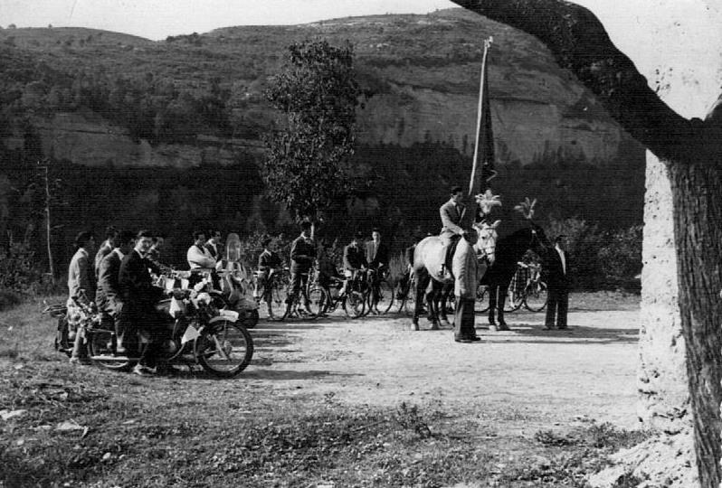 INAUGURACIÓ ESGLÈSIA PALLER PROVISIONAL 1957. L'era de can Parellada i el Ton de cal Ton de la Guitza mirant a càmera.jpg