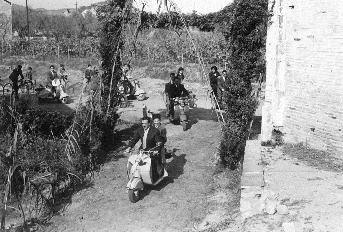 INAUGURACIÓ ESGLÈSIA PALLER PROVISIONAL 1957. Processó de motos entrant el Jaume Romeu amb el jaume de ca la Ció i el Jaume de cal Jep amb el Jordi de cal Selva.jpg