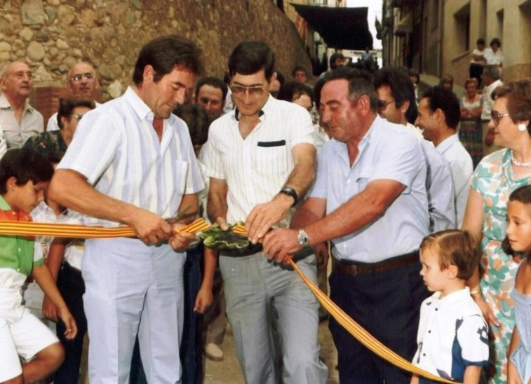 INAUGURACIÓ Font Nova Joan Farré (el socialista), Ton de cal Ton de la Guitza i Pere i Glòria de cal Daniel. Joan de cal Pere Ticona, Cisco de ca la Manela, Josep de cal Manco pel darrere.jpg