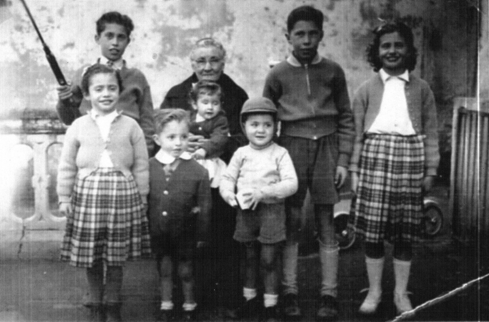 Jaume Soteras, María Piquè, Joan, Teresa, Mari i Francesc Soteras, Roser Romeu i Josep María Romeu (Nets de la María de la Fàbrica).jpg