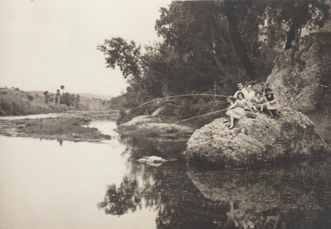 L'Albert la Montserrat i la Nuri de ca la Dida pescant a la riera sota el Molí amb la Norma de l'Albert i la Sílvia Romeu amb brusa fosca.jpg