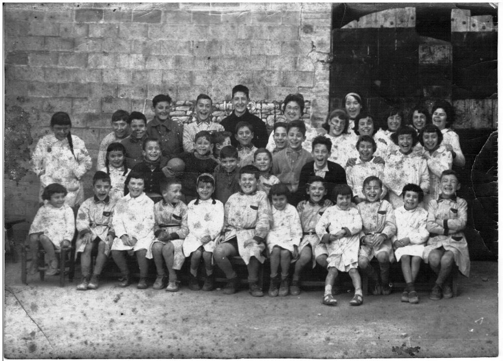 L'ESCOLA 1960 L'Estudi 1ªfila: Rosa de cal Mericano, Joan de cal Cremat, Assumpción de cal Castellà, Josep de cal Manco, Alicia de ca l'Albertu, Josep Mª de la Fàbrica, Esther de cal Senso, Carlos de ca la Mundeta, Rosa Mª de cal Batistó, Francesc de ca la Ció, Conxita de cal Sebastià, Josep de cal Jep. 2ªfila: Maribel de cal Climent, Felicià de ca la Paulina, Fidel de cal Bartomeu, Miquel de cal Batistó, Nan de ca la Lola, Àngel de ca l'Enric, Josep Mª de can Borràs, Mercè de cal Mericano, Elvira de ca l'Elvira, Mari de ca la Ció. 3ªfila: Roser de ca l'Enric, Subirana de la Costa, Prudencio de cal Senso, Jaume de cal Manares, Joan de cal Valls, Ramón de ca l'Enric, Concepció de cal Cremat, Aurora de cal Valls, Paquita de cal Lleis, Mª Carme de cal Rigol, Gemma de ca l'Albertu. 4ªfila: Josep de cal Llorenç, Isidro de ca l'Elvira, Pere de ca la Borrassa, Mestra Clestina, Amàlia de cal Torras.jpg