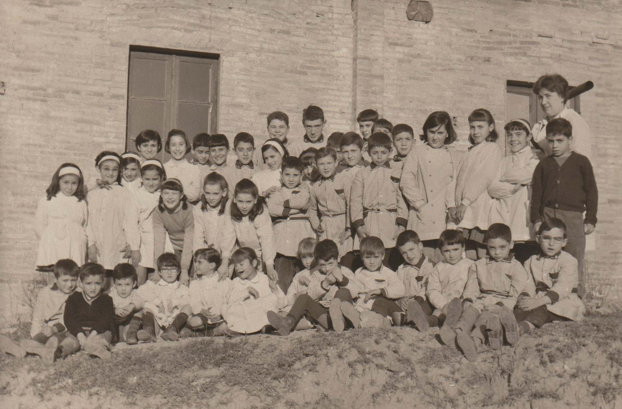 L'ESCOLA 1966 1ªfila: El Josep (Xuri) de cal Jesús, el Sergi de cal Sadurní, el Xavier de la Celestina, l'Àngels de cal Ros, la Neus de cal Climent, la Sílvia de cal Manco, la Imma de ca la Ció, el Jaume i el Jordi de cal Peret Samsó, el Sadurní de cal Sadurní, la Margarita de cal Sadurní, el Xavier de cal Miqueló i el Joan de cal Teclo. 2ªfila: la Rosa Mª de cal Joan Guixà, la Montserrat de ca la Mundeta, La Dolors de cal Pere Sec, la Rosina de cal Jep, la Lourdes del Cantó, l'Àngels del Cantó, el Sebastiá de cal Sebastià, l'Albert de ca la Nati, el Josep de cal Grau, la Dolors de ca la Lola, la Natalia de cal Grau, la Roser de ca la Paulina i el Juliàn de dalt la Costa. 3ªfila: la Neus de cal Rei, la Maribel de cal Climent, la Mercè de cal Mericano, el Francesc de cal Pere Sec, la Rosa de cal Mericano, el Joan de cal Cremat, la Conxita de cal Sebastià, la Rosa Mª de cal Batistó i el Lluís de cal Batistó mig amagats, el Miguelín de cal Codony, el front i el cabell del Josep de cal Manco, el Jordi de cal Joan Guixà i la Mestra Celestina 4ªfila: el Jaume de cal Manares, el Jep de cal Jep i el Francesc de ca la Ció.jpg