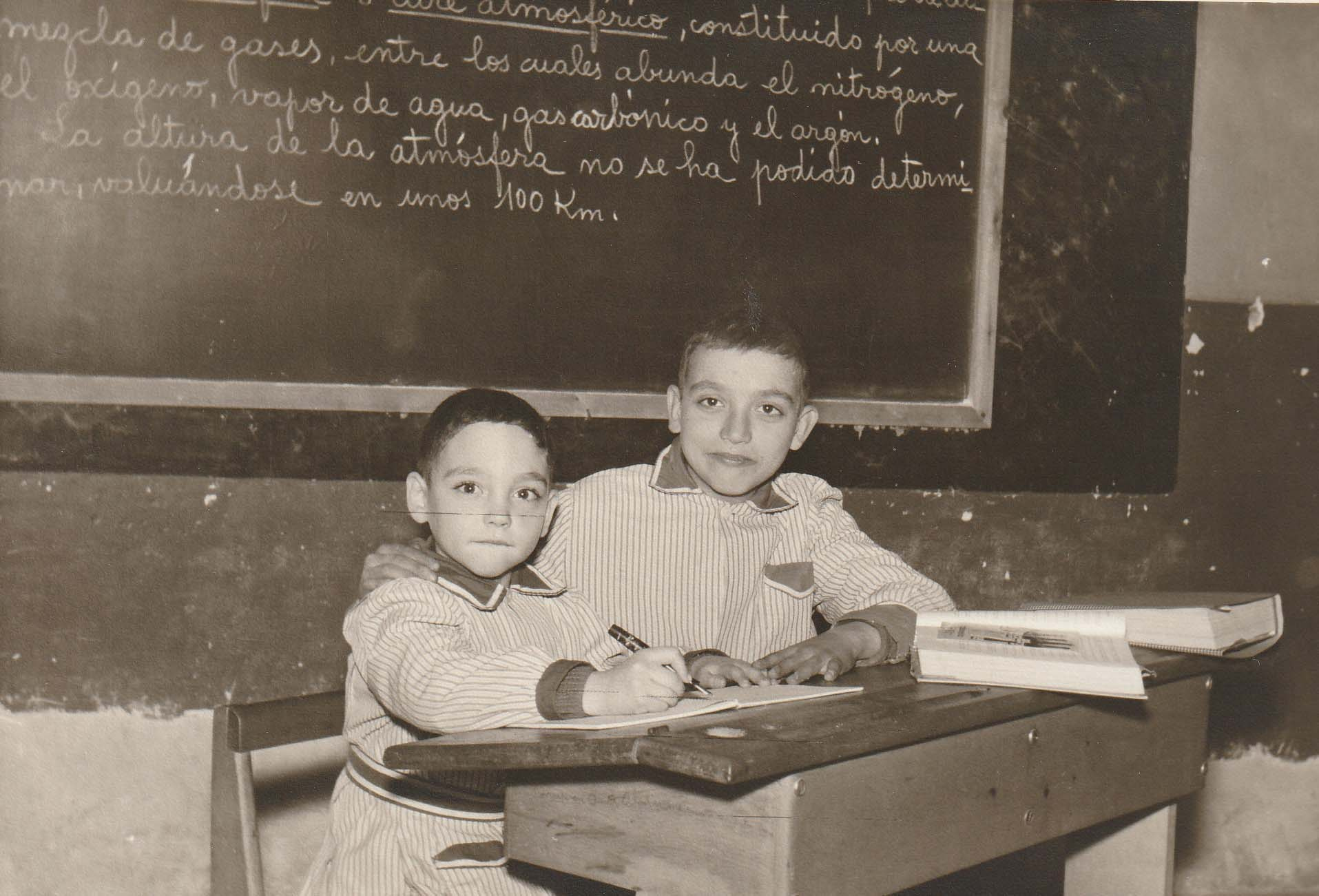 L'ESCOLA 1966 El Xavier i el Joan de cal Miqueló a l'Estudi.jpg