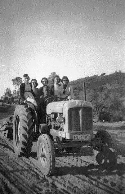 L'ESCOLA Taxi cap a les monges amb la Lidia de cal Torras, la Teresita de cal Pere Ticona, la Natalia de ca la Ramona, la Marina de ca l'Escrivent, l'Aurelia dels Cortals i l'Amadeu conduint.jpg