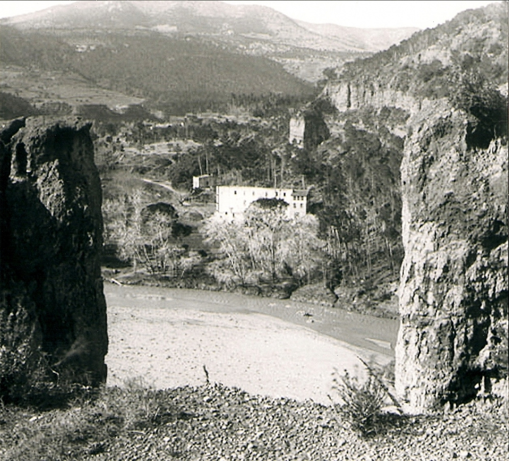 La Fàbrica (Anys 50) des de la Riba Morella.jpg