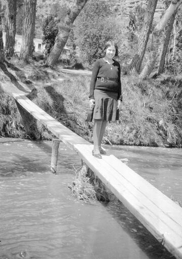 La Nena de ca la Ció a la passera de la Pineda.jpg