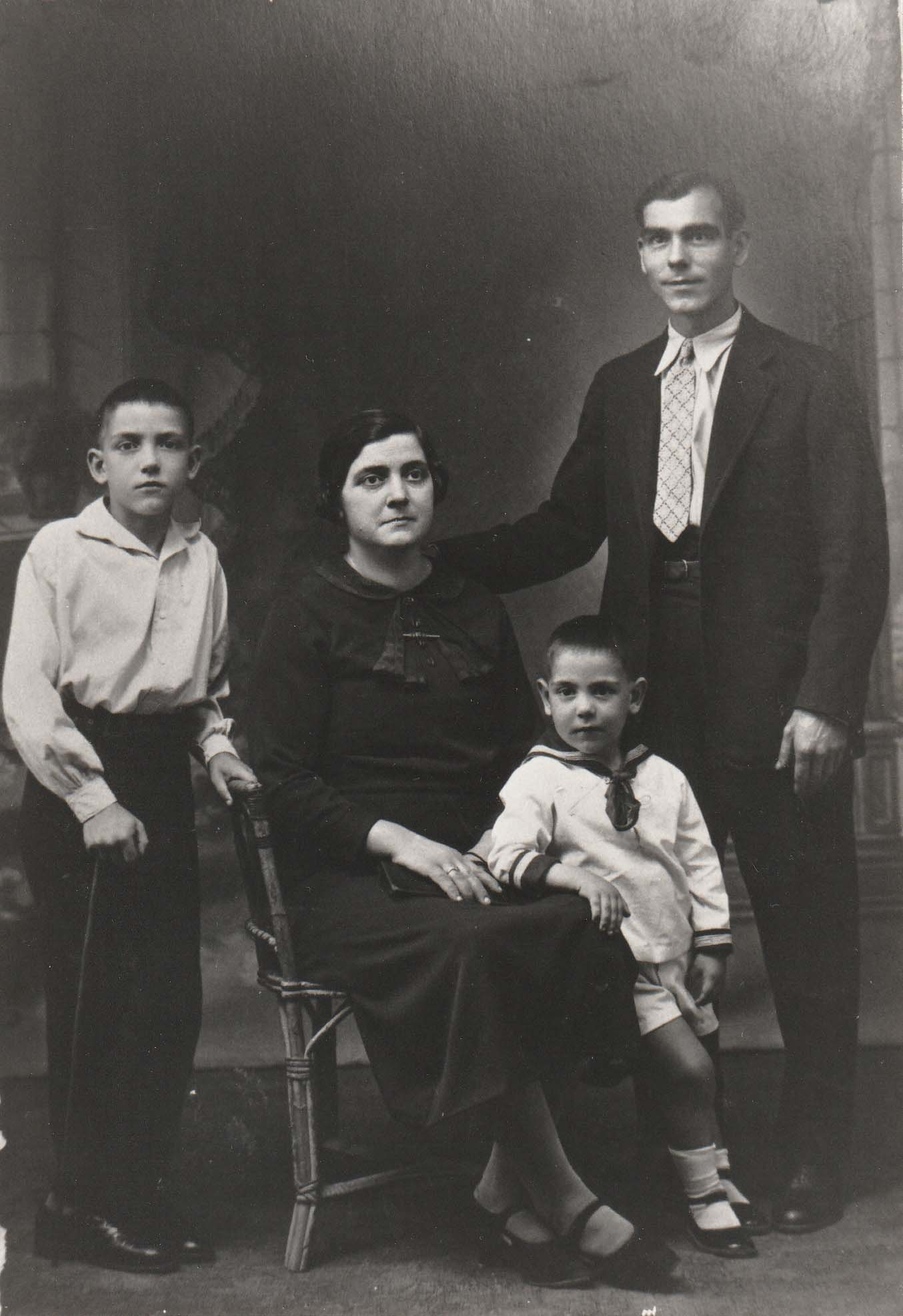 La Pauleta i el Joan de cal Miqueló amb els seus fills Joan i Pere.jpg